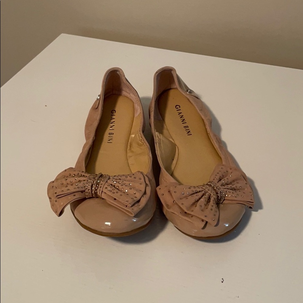 Gianni Bini tan flats with bow